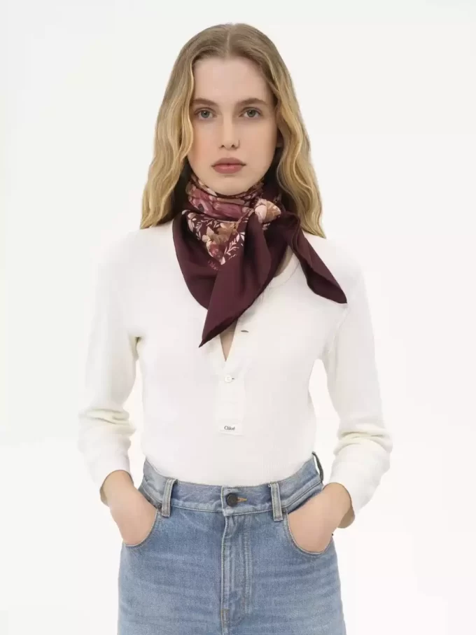 Der quadratische Schal „Chloé Roses“ aus Seidentwill