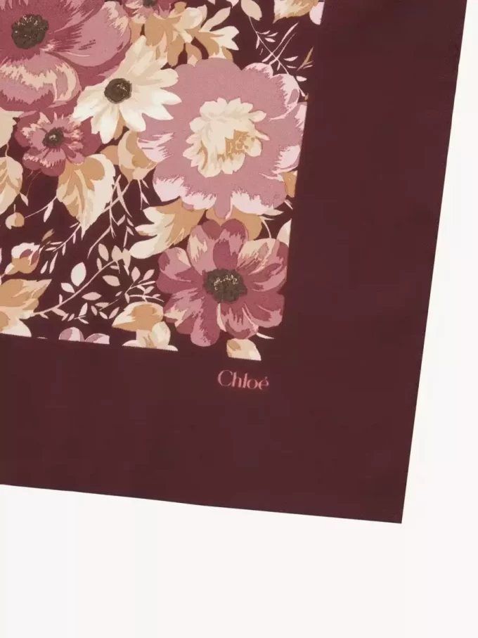 Der quadratische Schal „Chloé Roses“ aus Seidentwill
