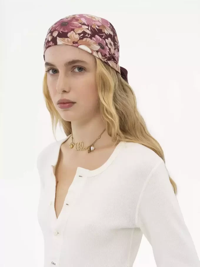 Der quadratische Schal „Chloé Roses“ aus Seidentwill