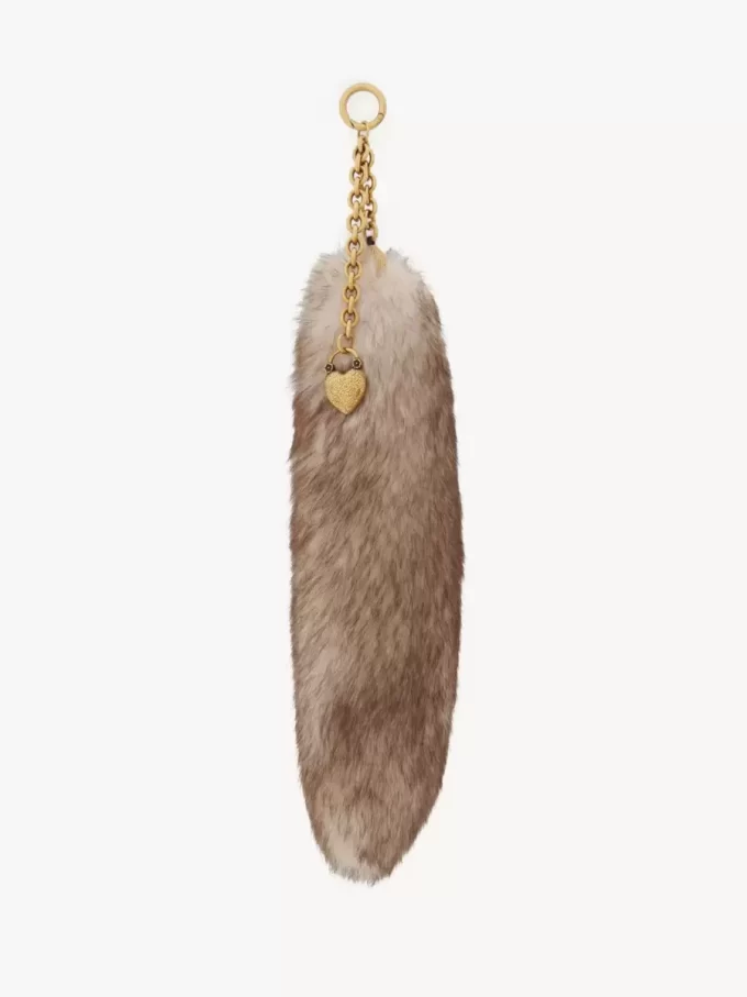 Der Treasure Tails-Charme aus Lammfell Der Treasure Tails-Charme aus Lammfell