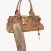 Der Treasure Tails-Charme aus Lammfell Der Treasure Tails-Charme aus Lammfell