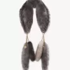 Der Treasure Tails-Schal aus Lammfell Der Treasure Tails-Schal aus Lammfell