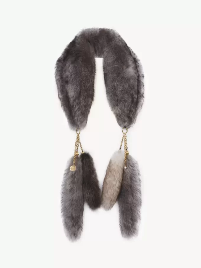 Der Treasure Tails-Schal aus Lammfell Der Treasure Tails-Schal aus Lammfell