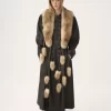 Der Treasure Tails-Schal aus Lammfell Der Treasure Tails-Schal aus Lammfell