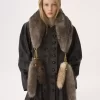Der Treasure Tails-Schal aus Lammfell Der Treasure Tails-Schal aus Lammfell
