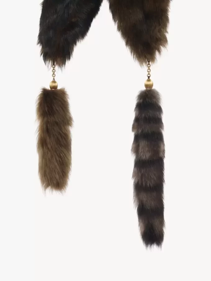 Der Treasure Tails-Schal aus Lammfell Der Treasure Tails-Schal aus Lammfell