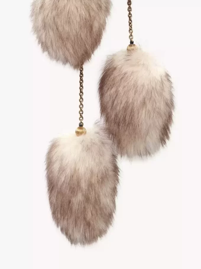 Der Treasure Tails-Schal aus Lammfell Der Treasure Tails-Schal aus Lammfell