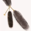 Der Treasure Tails-Schal aus Lammfell Der Treasure Tails-Schal aus Lammfell