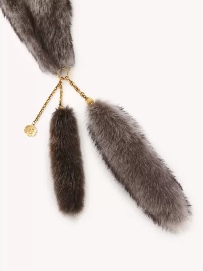 Der Treasure Tails-Schal aus Lammfell Der Treasure Tails-Schal aus Lammfell
