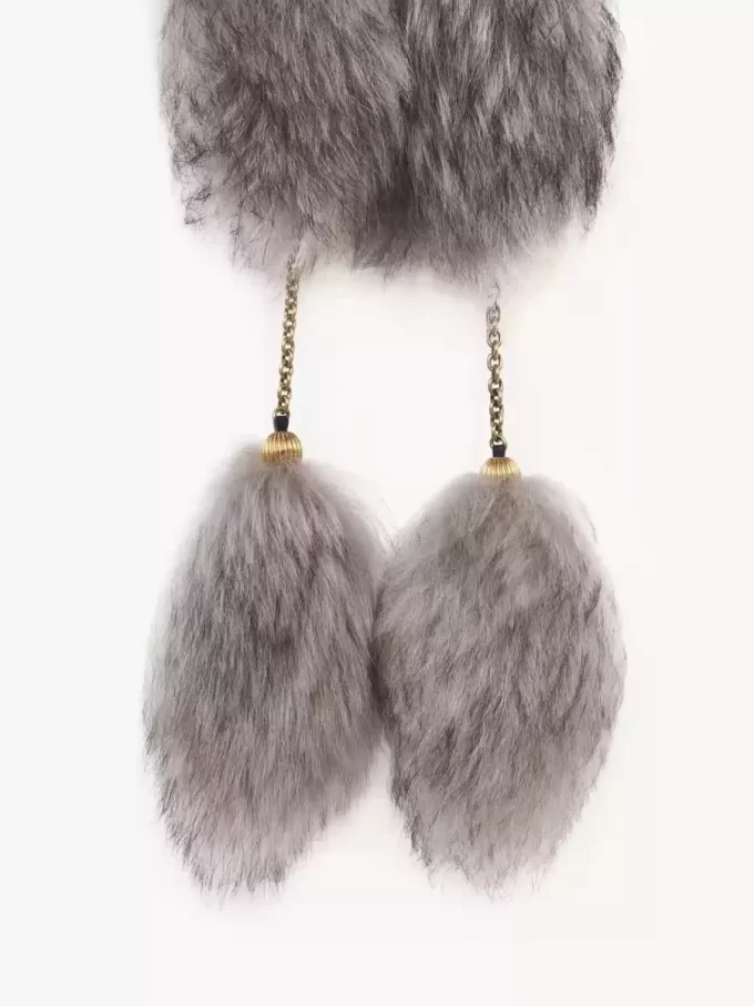 Der Treasure Tails-Schal aus Lammfell Der Treasure Tails-Schal aus Lammfell