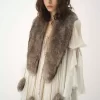 Der Treasure Tails-Schal aus Lammfell Der Treasure Tails-Schal aus Lammfell