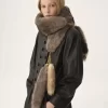 Der Treasure Tails-Schal aus Lammfell Der Treasure Tails-Schal aus Lammfell