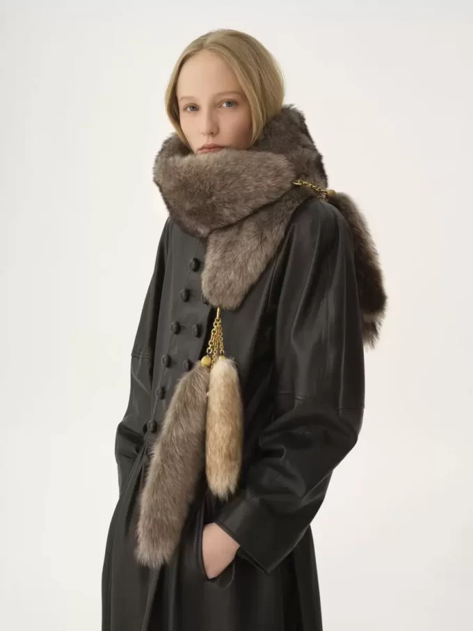 Der Treasure Tails-Schal aus Lammfell Der Treasure Tails-Schal aus Lammfell