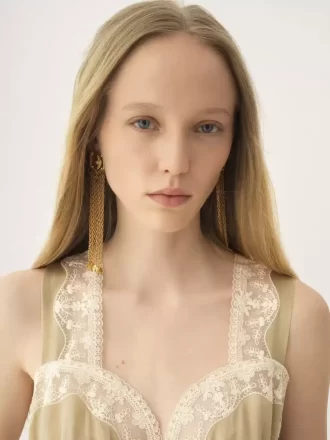 Die Chloé Amulet Ohrringe