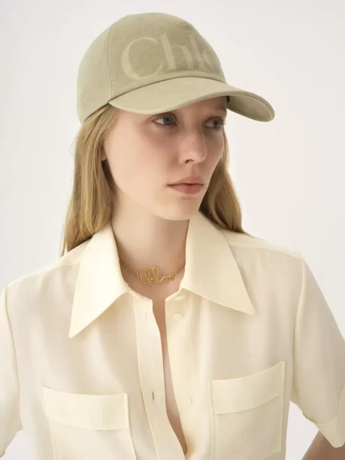 Die Chloé Essentials-Kappe aus gewaschener Baumwolle