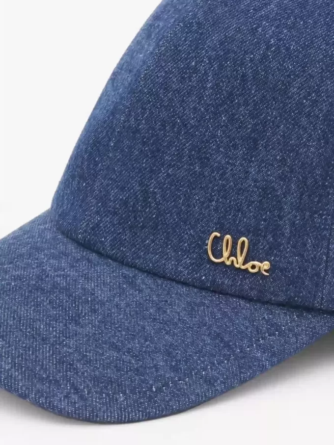 Die Chloé Iconic-Kappe aus Denim