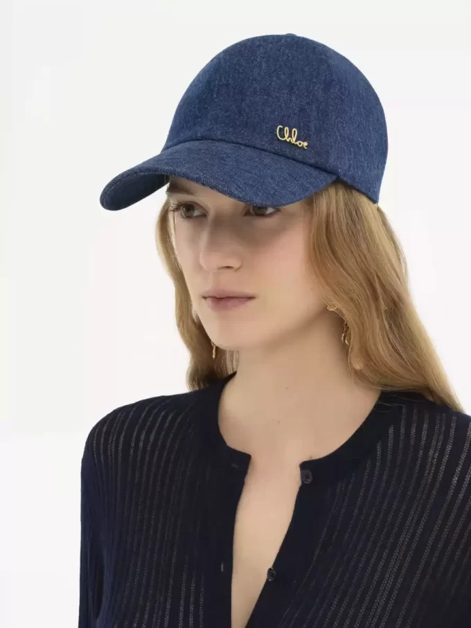 Die Chloé Iconic-Kappe aus Denim
