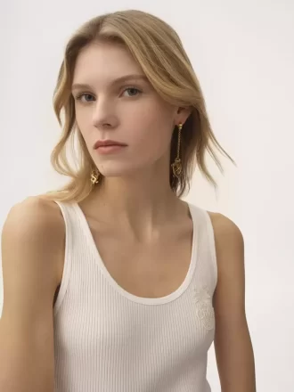 Die Chloé Letters Ohrringe