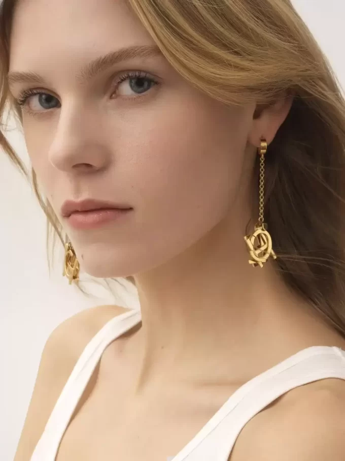 Die Chloé Letters Ohrringe Die Chloé Letters Ohrringe