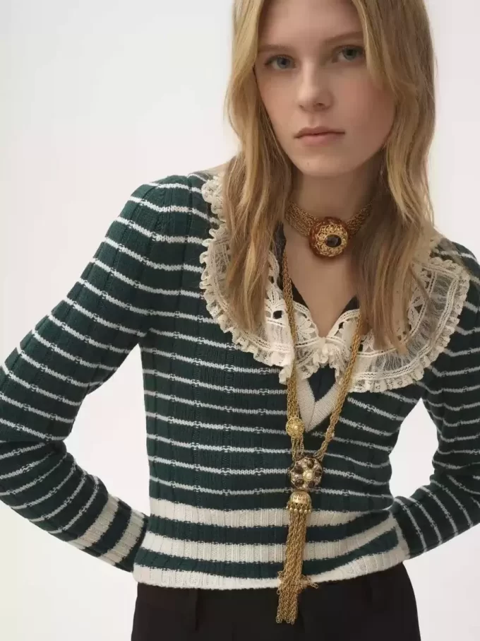 Figurbetonter Pullover mit V-Ausschnitt aus Merinowolle Figurbetonter Pullover mit V-Ausschnitt aus Merinowolle
