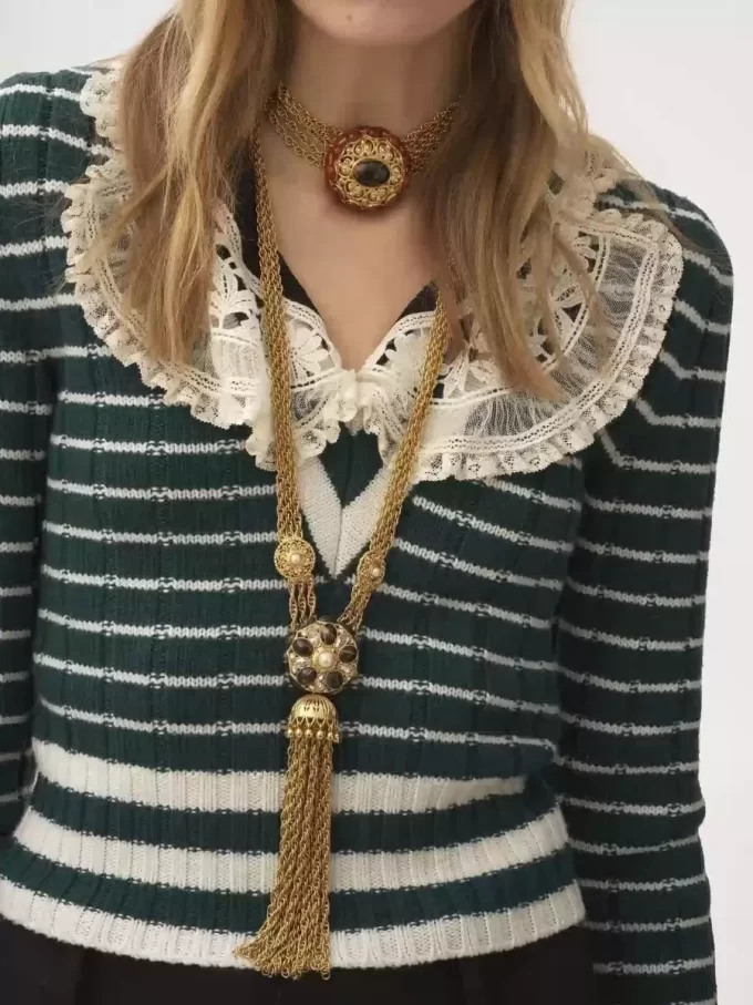 Figurbetonter Pullover mit V-Ausschnitt aus Merinowolle Figurbetonter Pullover mit V-Ausschnitt aus Merinowolle