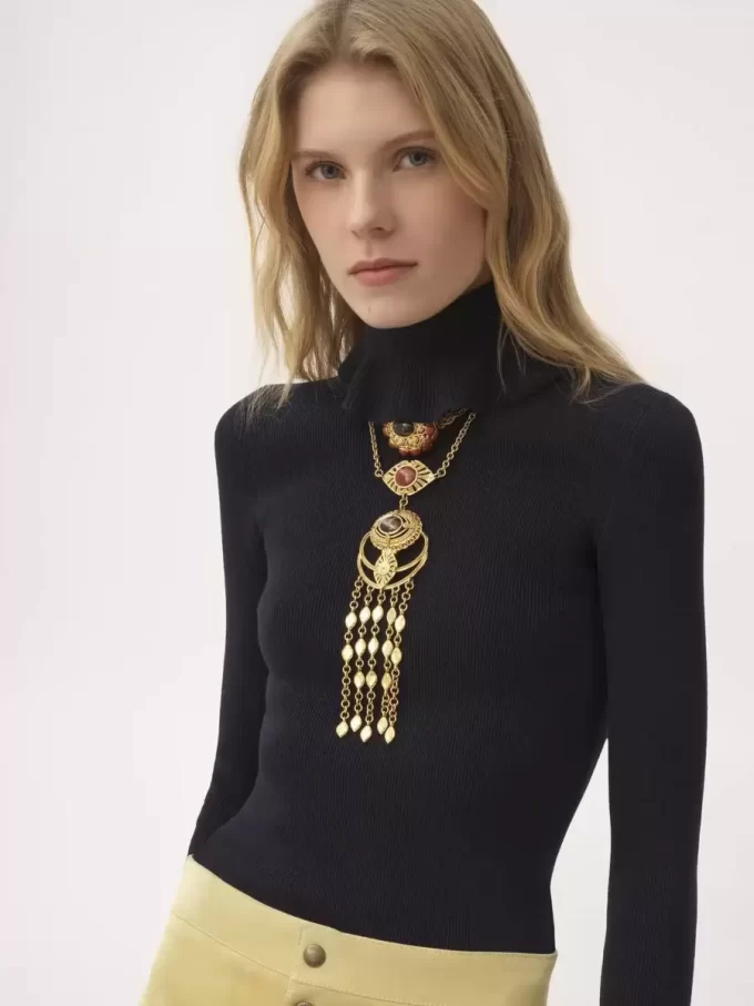 Figurbetonter Rollkragenpullover aus Baumwoll-Woll-Strick Figurbetonter Rollkragenpullover aus Baumwoll-Woll-Strick