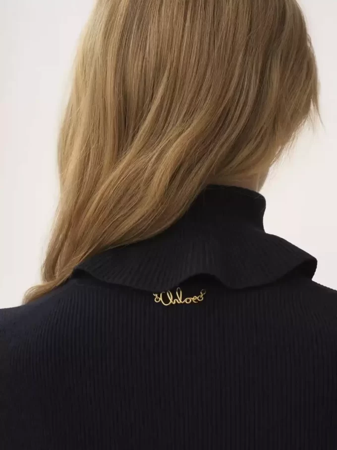Figurbetonter Rollkragenpullover aus Baumwoll-Woll-Strick Figurbetonter Rollkragenpullover aus Baumwoll-Woll-Strick