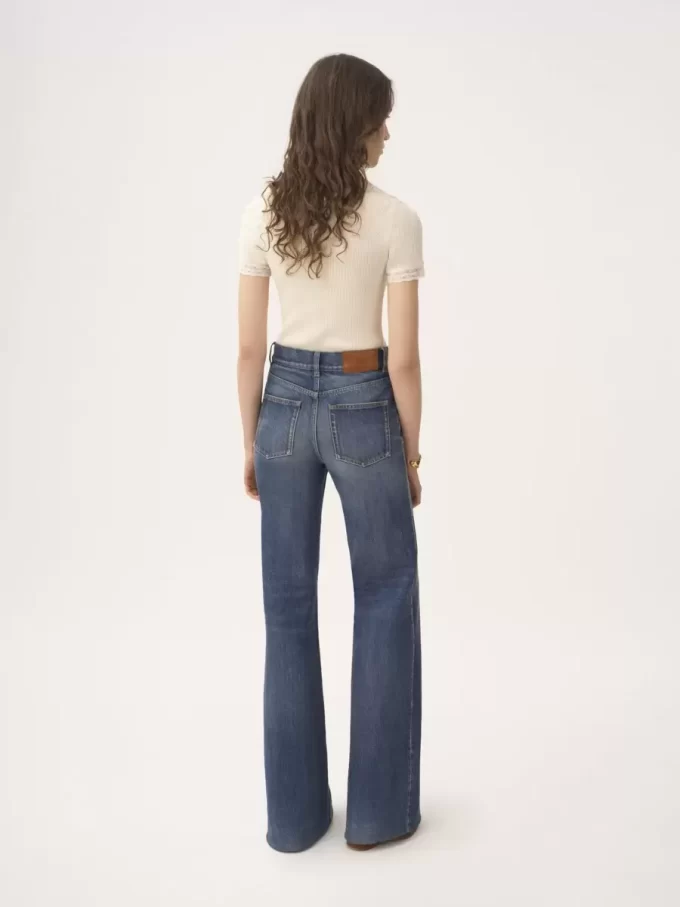 Figurbetontes Oberteil mit U-Ausschnitt aus Wollstrick und Spitze Figurbetontes Oberteil mit U-Ausschnitt aus Wollstrick und Spitze