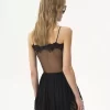 Figurbetontes Tanktop aus bestickter Spitze Figurbetontes Tanktop aus bestickter Spitze