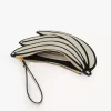 Flache Tasche „Banane“ aus genarbtem Leder
