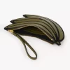 Flache Tasche „Banane“ aus genarbtem Leder