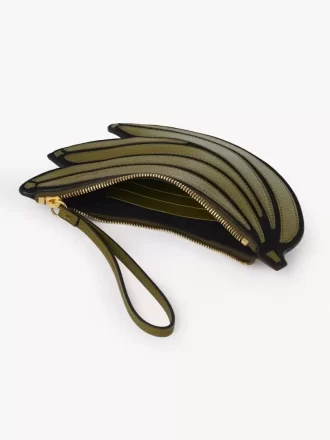 Flache Tasche „Banane“ aus genarbtem Leder