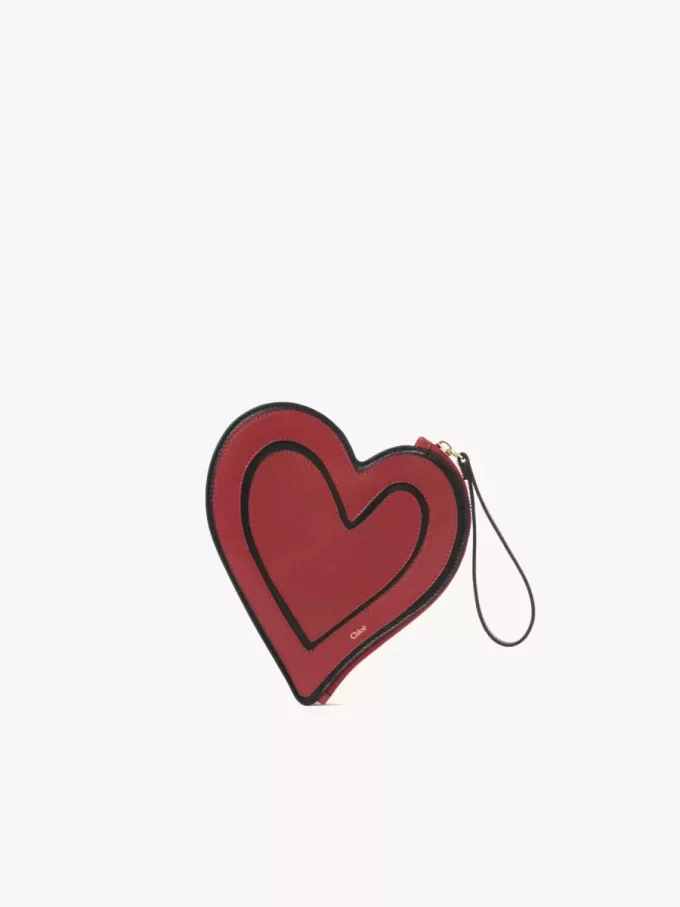 Flache Tasche „Symbols Heart“ von Chloé aus genarbtem Leder Flache Tasche „Symbols Heart“ von Chloé aus genarbtem Leder