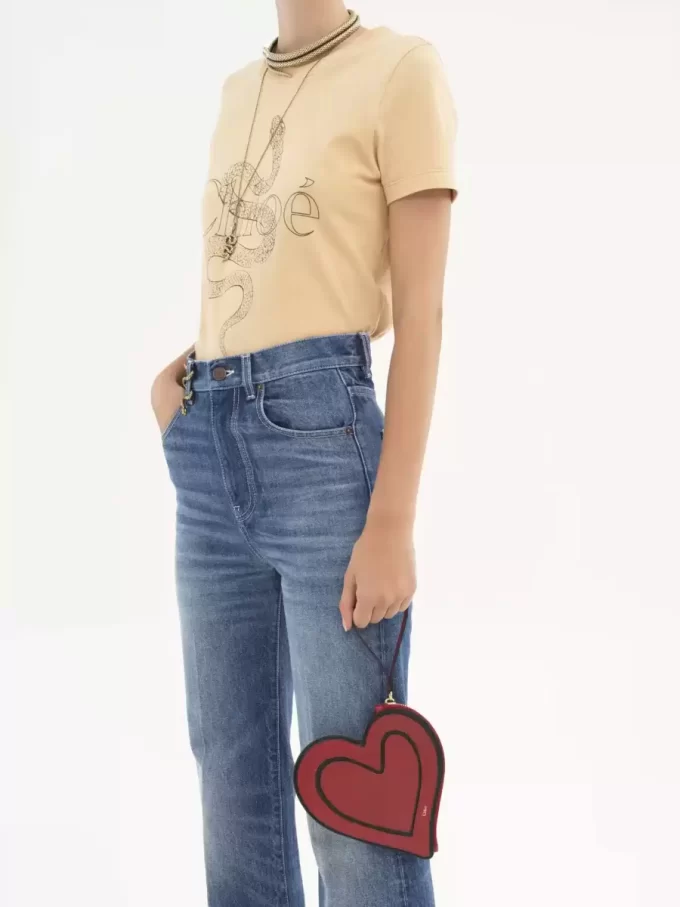 Flache Tasche „Symbols Heart“ von Chloé aus genarbtem Leder Flache Tasche „Symbols Heart“ von Chloé aus genarbtem Leder