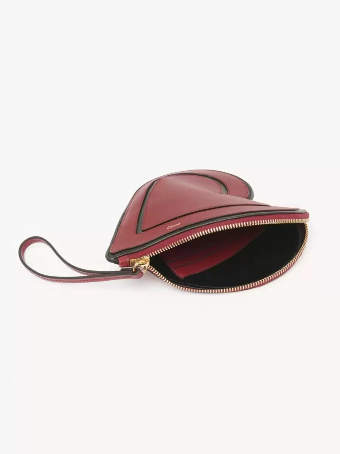 Flache Tasche „Symbols Heart“ von Chloé aus genarbtem Leder Flache Tasche „Symbols Heart“ von Chloé aus genarbtem Leder