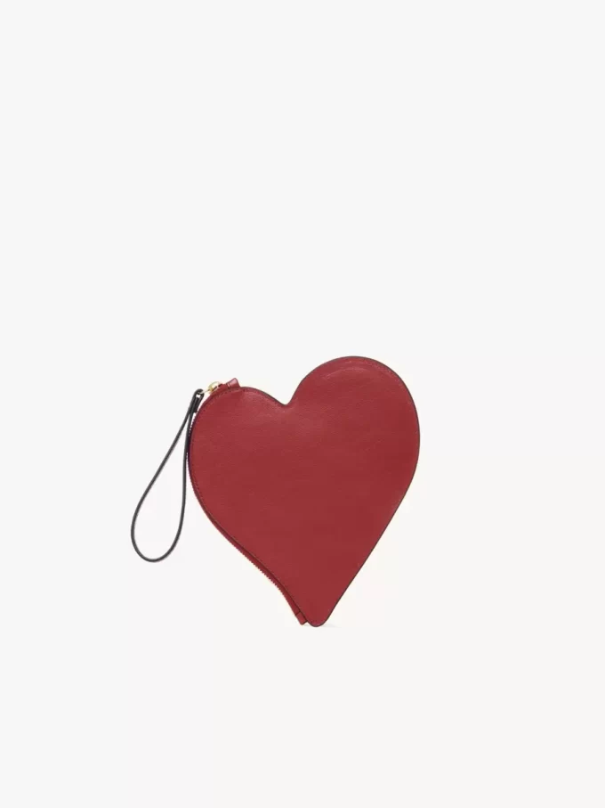 Flache Tasche „Symbols Heart“ von Chloé aus genarbtem Leder Flache Tasche „Symbols Heart“ von Chloé aus genarbtem Leder