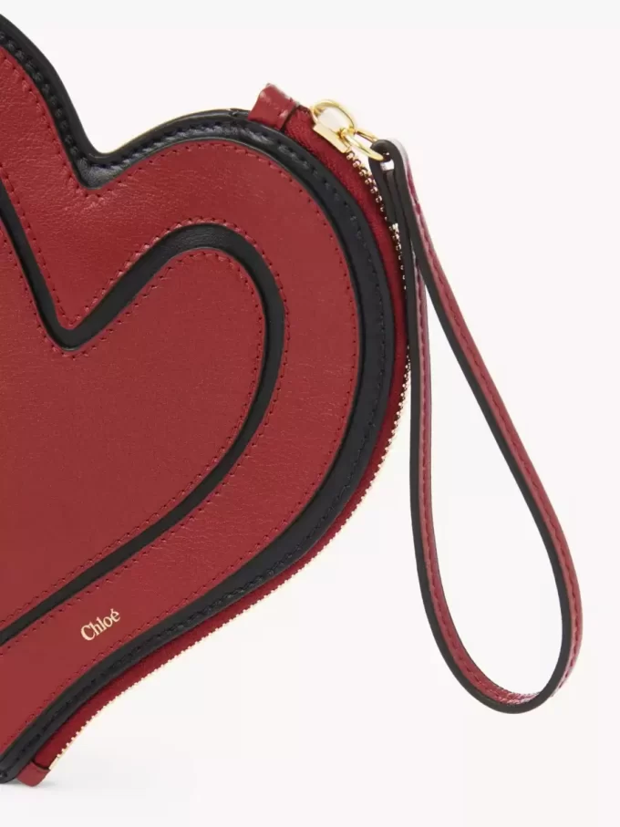 Flache Tasche „Symbols Heart“ von Chloé aus genarbtem Leder Flache Tasche „Symbols Heart“ von Chloé aus genarbtem Leder