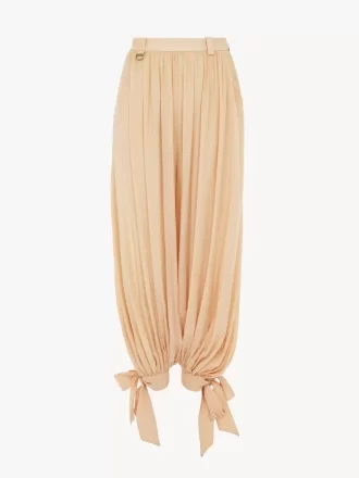Fließende Bundfaltenhose aus Seidencharmeuse
