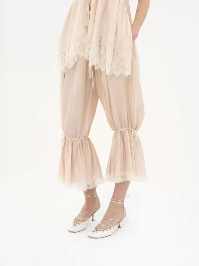 Fließende, verkürzte Hose aus gewaschenem Seidenpongé und Spitze Fließende, verkürzte Hose aus gewaschenem Seidenpongé und Spitze