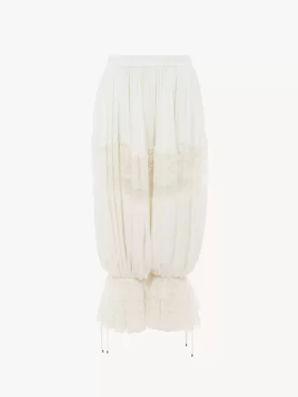 Fließende, verkürzte Hose aus Seidencharmeuse und Spitze