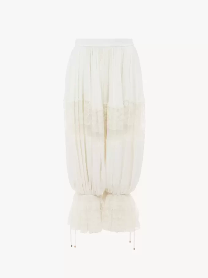 Fließende, verkürzte Hose aus Seidencharmeuse und Spitze Fließende, verkürzte Hose aus Seidencharmeuse und Spitze