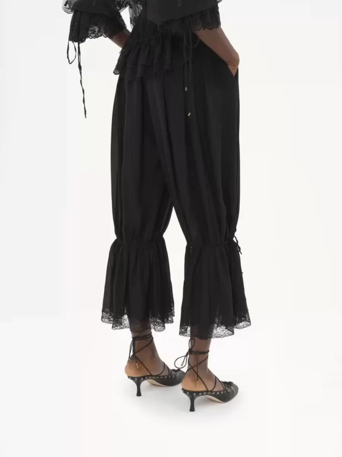 Fließende, verkürzte Hose aus Seidencharmeuse und Spitze Fließende, verkürzte Hose aus Seidencharmeuse und Spitze