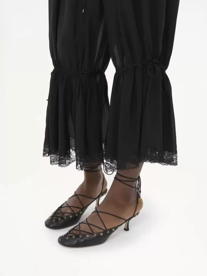 Fließende, verkürzte Hose aus Seidencharmeuse und Spitze Fließende, verkürzte Hose aus Seidencharmeuse und Spitze