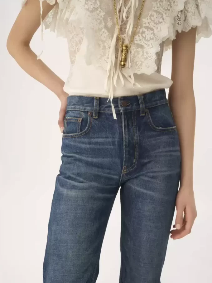 Gerade geschnittene Jeans aus Denim Gerade geschnittene Jeans aus Denim