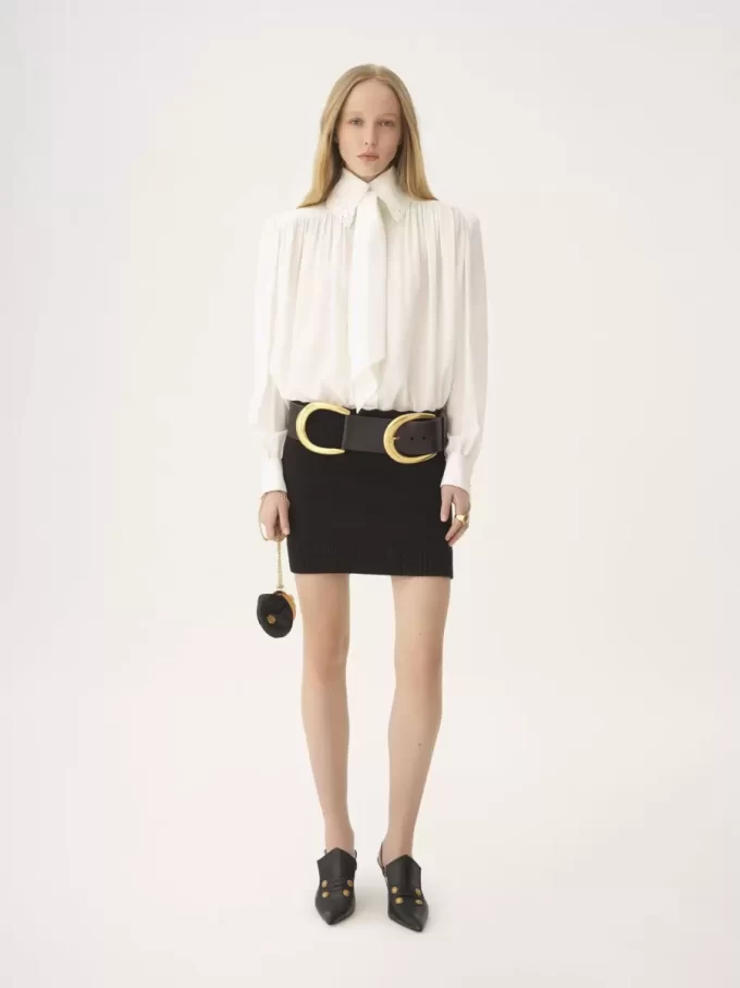 Geraffte Bluse mit Schalband aus Crêpe de Chine und Spitze Geraffte Bluse mit Schalband aus Crêpe de Chine und Spitze