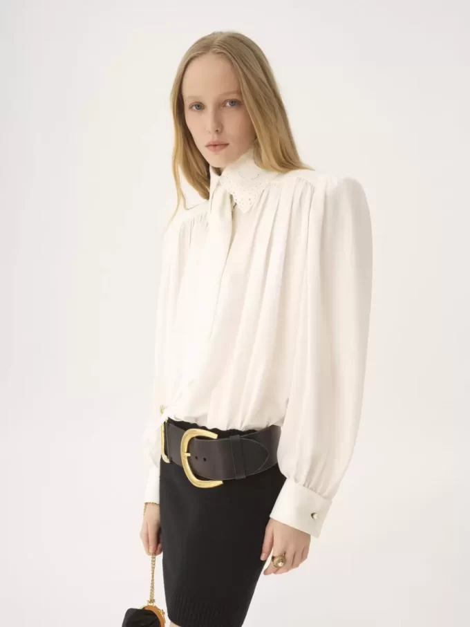 Geraffte Bluse mit Schalband aus Crêpe de Chine und Spitze Geraffte Bluse mit Schalband aus Crêpe de Chine und Spitze