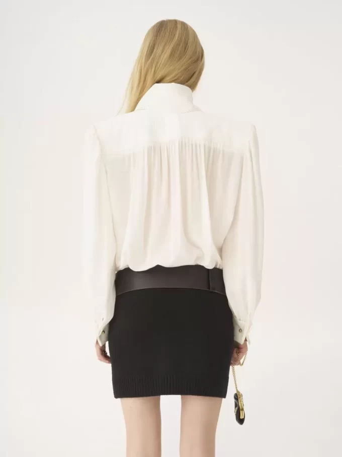 Geraffte Bluse mit Schalband aus Crêpe de Chine und Spitze Geraffte Bluse mit Schalband aus Crêpe de Chine und Spitze