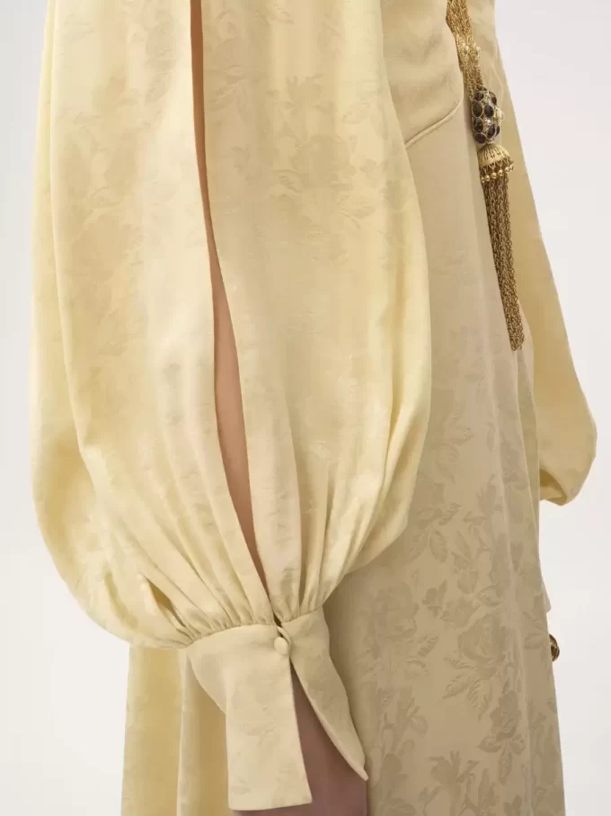 Gerüschtes langes Kleid aus Seidenjacquard
