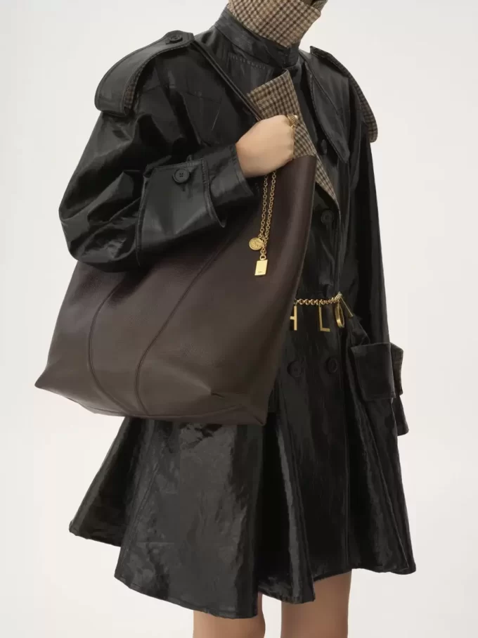 Große Chloé Spin Tote Bag aus genarbtem Leder Große Chloé Spin Tote Bag aus genarbtem Leder