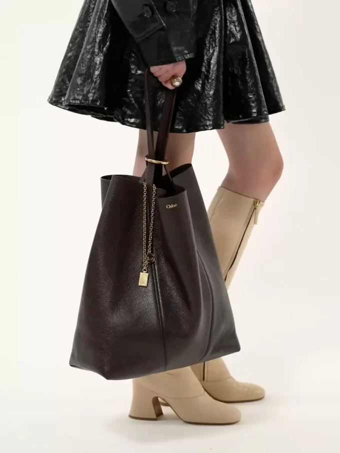 Große Chloé Spin Tote Bag aus genarbtem Leder Große Chloé Spin Tote Bag aus genarbtem Leder